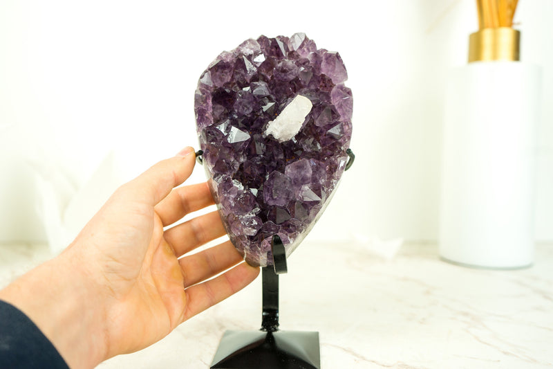 Kleiner dunkelvioletter Amethyst-Cluster mit intaktem Calcit und Goethit aus Uruguay