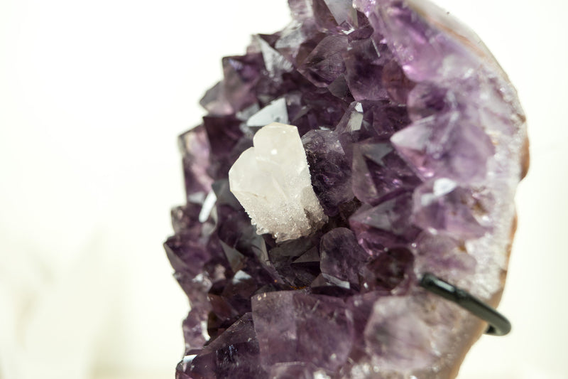Kleiner dunkelvioletter Amethyst-Cluster mit intaktem Calcit und Goethit aus Uruguay