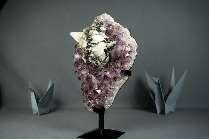 Amethyst mit seltenem intaktem Calcit-Cluster auf Ständer