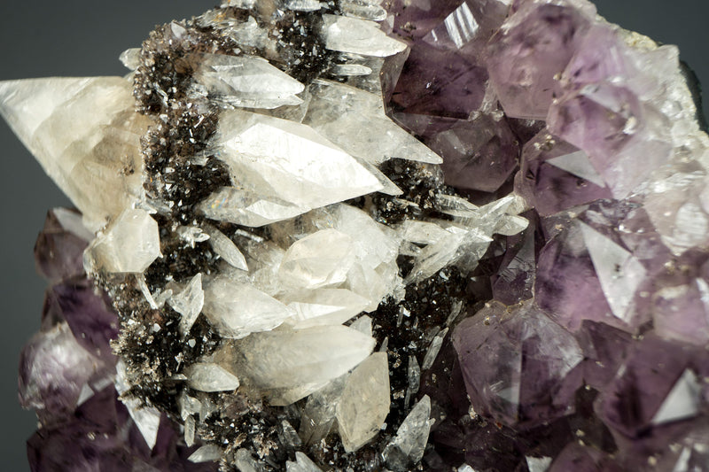 Amethyst mit seltenem intaktem Calcit-Cluster auf Ständer