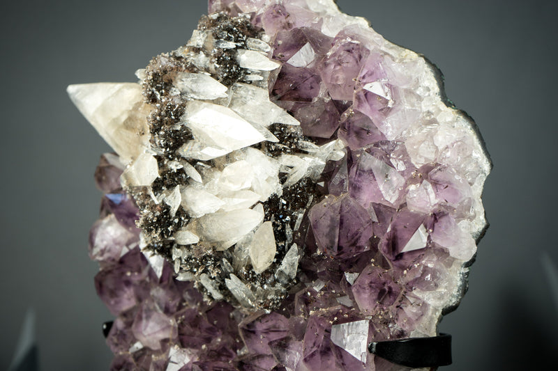 Amethyst mit seltenem intaktem Calcit-Cluster auf Ständer