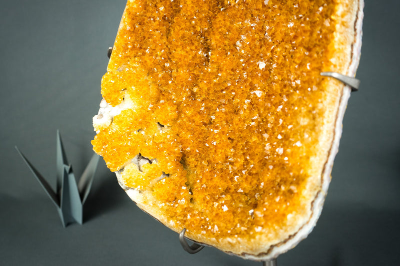 Wunderschöner Imponent Orange Citrin Cluster mit funkelndem Galaxy Citrin Druzy auf Ständer