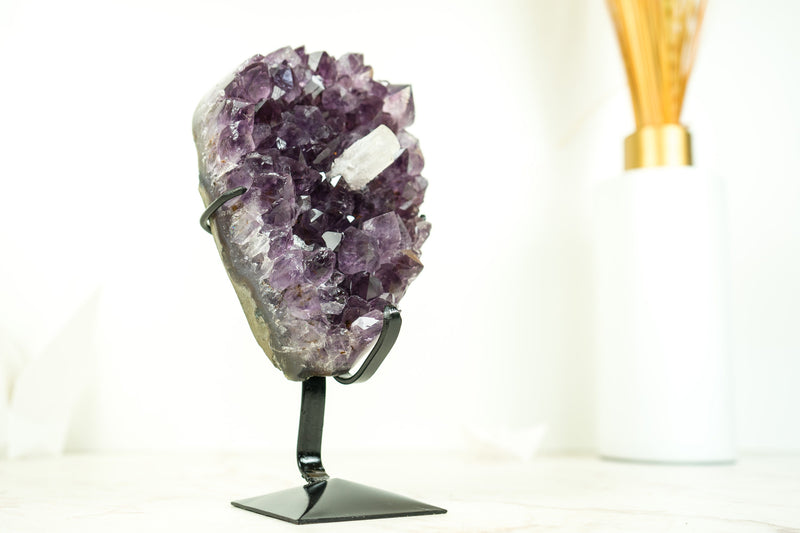 Kleiner dunkelvioletter Amethyst-Cluster mit intaktem Calcit und Goethit aus Uruguay