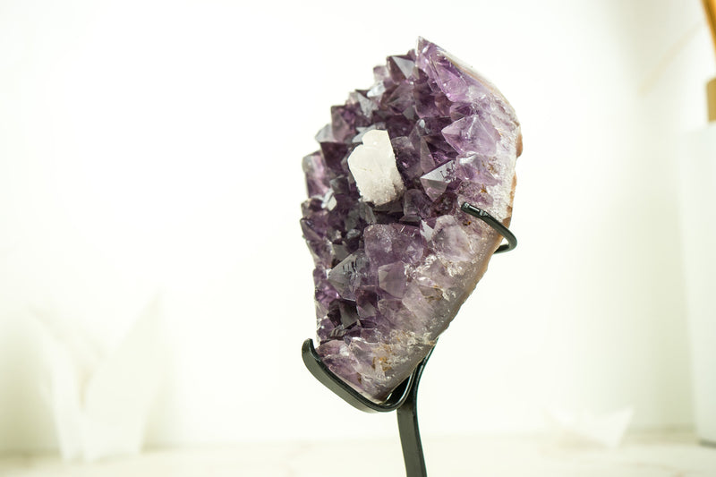 Kleiner dunkelvioletter Amethyst-Cluster mit intaktem Calcit und Goethit aus Uruguay