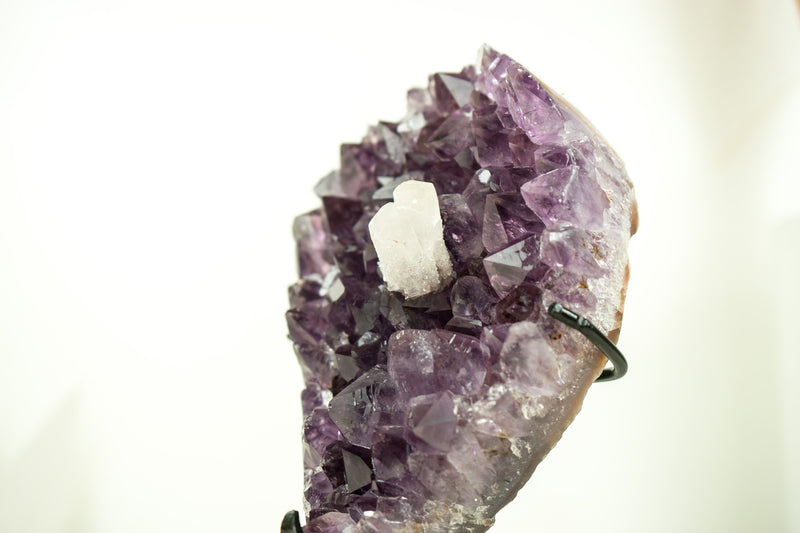 Kleiner dunkelvioletter Amethyst-Cluster mit intaktem Calcit und Goethit aus Uruguay
