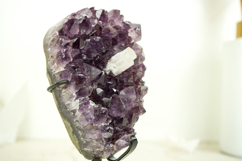 Kleiner dunkelvioletter Amethyst-Cluster mit intaktem Calcit und Goethit aus Uruguay