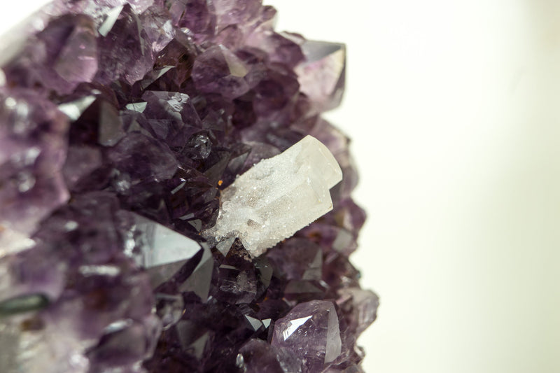 Kleiner dunkelvioletter Amethyst-Cluster mit intaktem Calcit und Goethit aus Uruguay