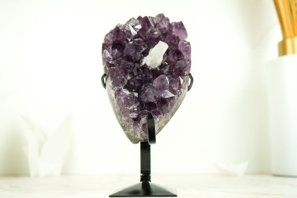 Kleiner dunkelvioletter Amethyst-Cluster mit intaktem Calcit und Goethit aus Uruguay
