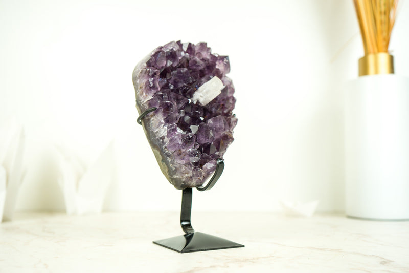Kleiner dunkelvioletter Amethyst-Cluster mit intaktem Calcit und Goethit aus Uruguay