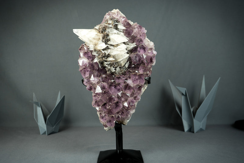 Amethyst mit seltenem intaktem Calcit-Cluster auf Ständer