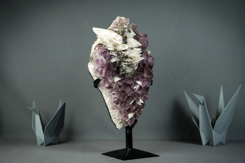 Amethyst mit seltenem intaktem Calcit-Cluster auf Ständer