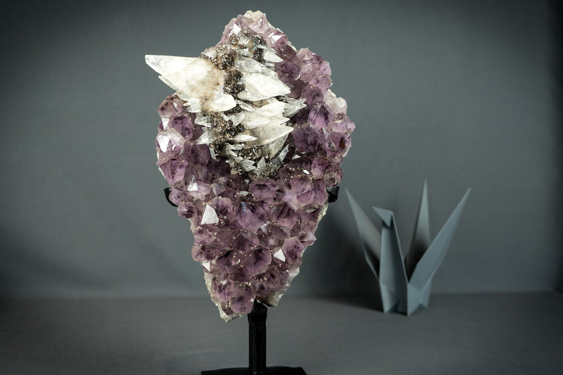 Amethyst mit seltenem intaktem Calcit-Cluster auf Ständer