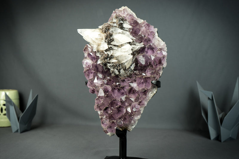Amethyst mit seltenem intaktem Calcit-Cluster auf Ständer
