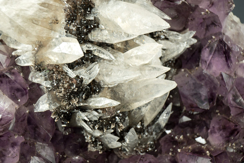 Amethyst mit seltenem intaktem Calcit-Cluster auf Ständer