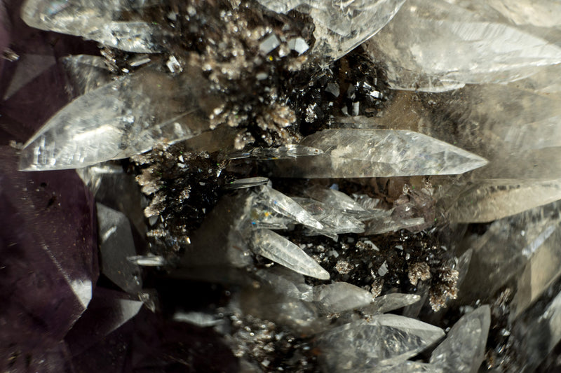 Amethyst mit seltenem intaktem Calcit-Cluster auf Ständer