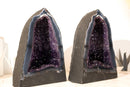 Paar dunkelviolette Amethyst-Geoden auf intakter Matrix aus blauem Spitzenachat