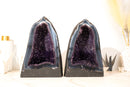 Paar dunkelviolette Amethyst-Geoden auf intakter Matrix aus blauem Spitzenachat
