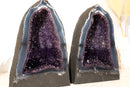 Paar dunkelviolette Amethyst-Geoden auf intakter Matrix aus blauem Spitzenachat