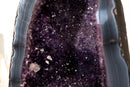 Paar dunkelviolette Amethyst-Geoden auf intakter Matrix aus blauem Spitzenachat