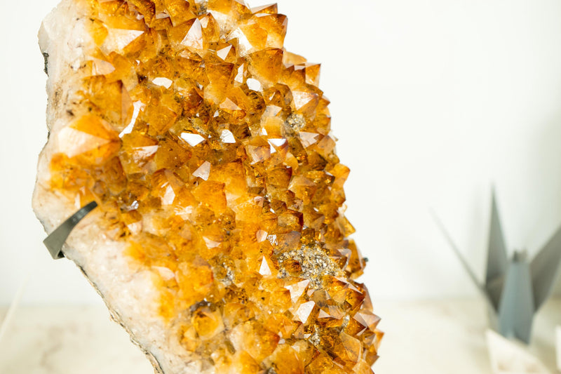 Goldener oranger Citrin-Cluster mit individuellem Ausstellungsständer, AAA-Qualität