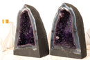 Paar dunkelviolette Amethyst-Geoden auf intakter Matrix aus blauem Spitzenachat