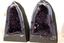 Paar dunkelviolette Amethyst-Geoden auf intakter Matrix aus blauem Spitzenachat