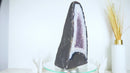 Weiße und blaue Spitzenachat-Kathedrale-Geode mit Lavendel-Amethyst-Kristall