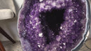 XL-Amethyst-Geodenhöhle in Galeriequalität mit seltenen Drusenclustern