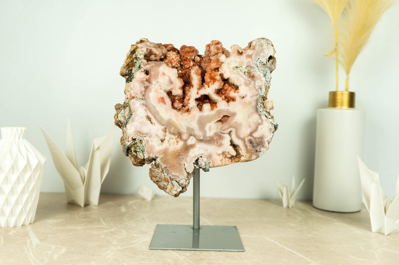 Fabelhafte rosa und rote Amethyst-Geode auf Ständer mit rotem Amethyst-Drusen