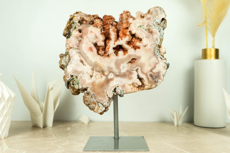 Fabelhafte rosa und rote Amethyst-Geode auf Ständer mit rotem Amethyst-Drusen