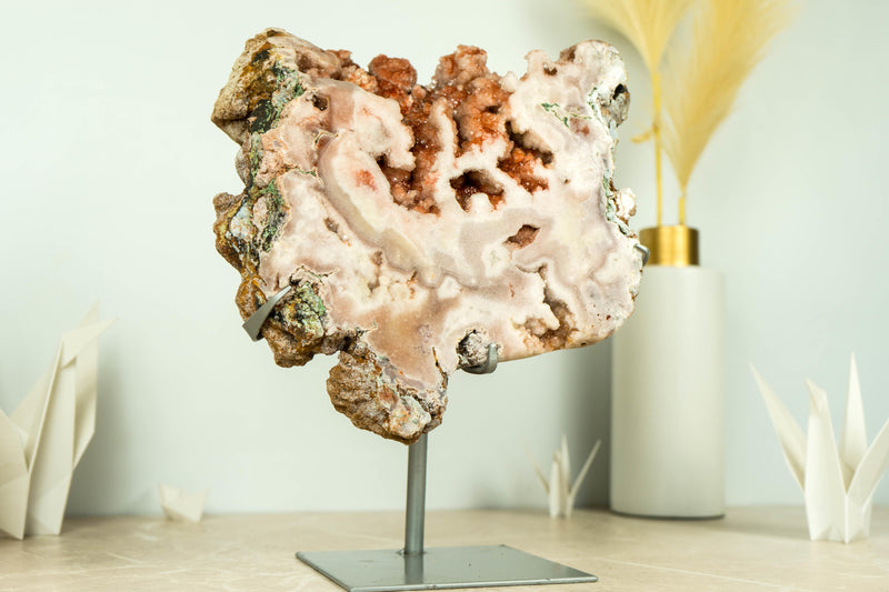 Fabelhafte rosa und rote Amethyst-Geode auf Ständer mit rotem Amethyst-Drusen