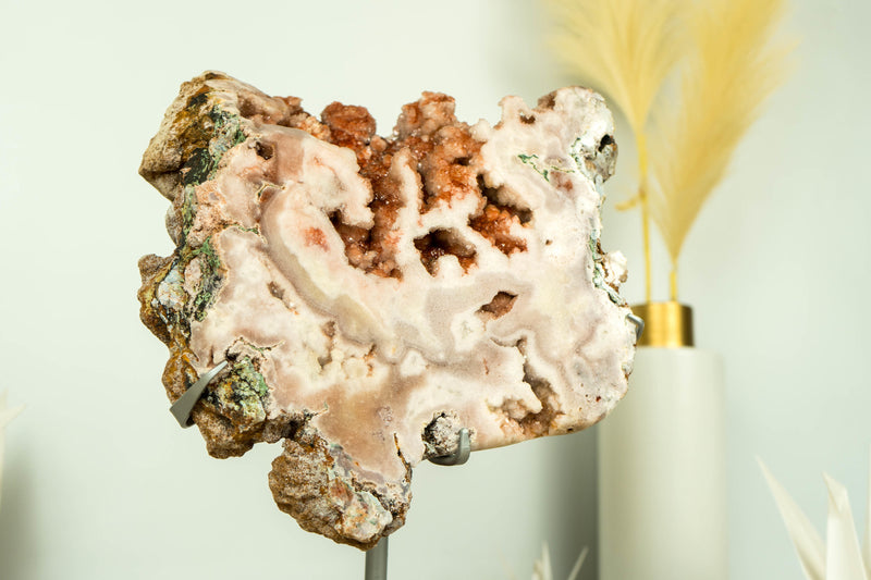 Fabelhafte rosa und rote Amethyst-Geode auf Ständer mit rotem Amethyst-Drusen