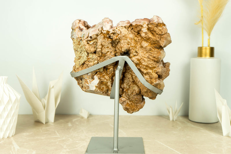 Fabelhafte rosa und rote Amethyst-Geode auf Ständer mit rotem Amethyst-Drusen