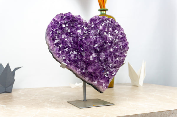 Großes dunkelviolettes Amethyst-Herz mit Blumenrosette