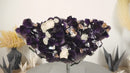 Seltener großer AAA-Amethystcluster mit Calcit und Cristobalit