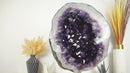 Spektakuläre große Amethyst-Geode auf 360º-Ständer mit großen dunkelvioletten Amethyst-Druzen und polierten Rändern