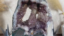 Seltene Amethyst-Geodenkathedrale mit Stalaktit und goldenem Goethit