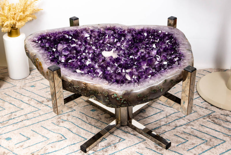Amethyst Couchtisch auf handgefertigtem Inox-Sockel mit Amethyst Kristallgeode
