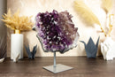 Dreifarbiger Amethyst-Cluster mit großem violetten und rauchigen Amethyst-Drusen auf Ständer