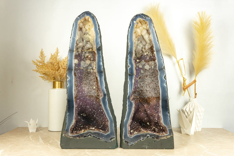 Blaue Spitzenachat-Geode mit Galaxy Druzy und Calcit