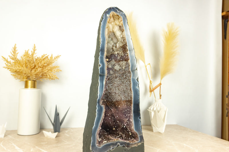 Blaue Spitzenachat-Geode mit Galaxy Druzy und Calcit