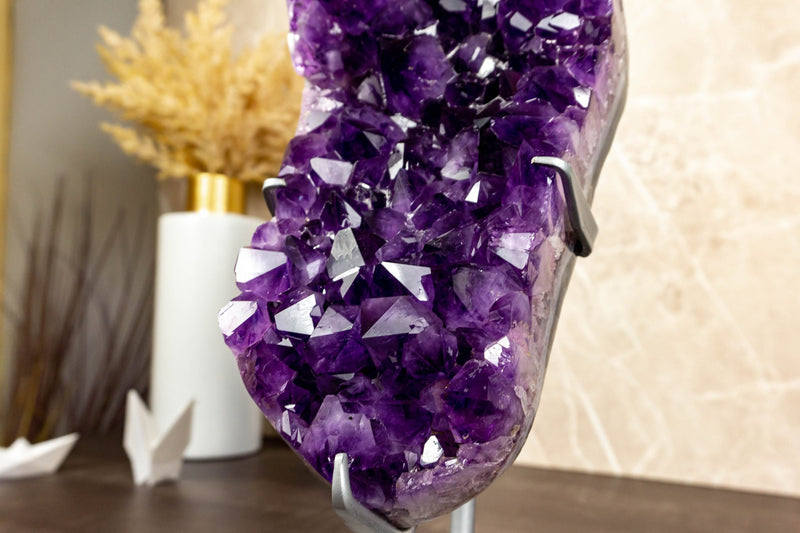 Traubengelee, lila Amethyst-Cluster auf Ständer
