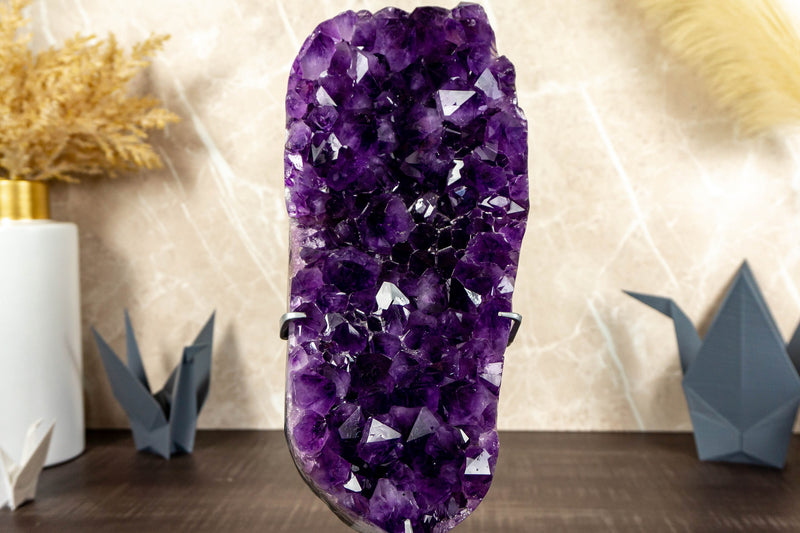Traubengelee, lila Amethyst-Cluster auf Ständer