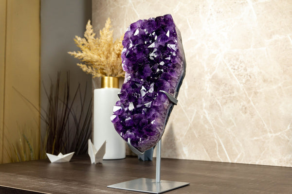 Traubengelee, lila Amethyst-Cluster auf Ständer