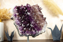 Dreifarbiger Amethyst-Cluster mit großem violetten und rauchigen Amethyst-Drusen auf Ständer