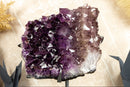 Dreifarbiger Amethyst-Cluster mit großem violetten und rauchigen Amethyst-Drusen auf Ständer