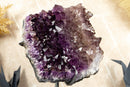 Dreifarbiger Amethyst-Cluster mit großem violetten und rauchigen Amethyst-Drusen auf Ständer
