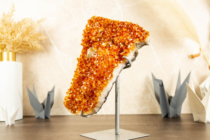 Orangefarbener Citrin-Geodencluster mit Kalzit und Kristalldruse