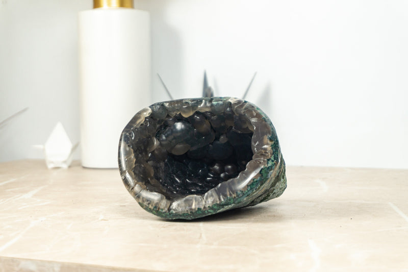 Außergewöhnlich seltener traubenförmiger Chalcedon, geformt in einer Amethyst-Geode