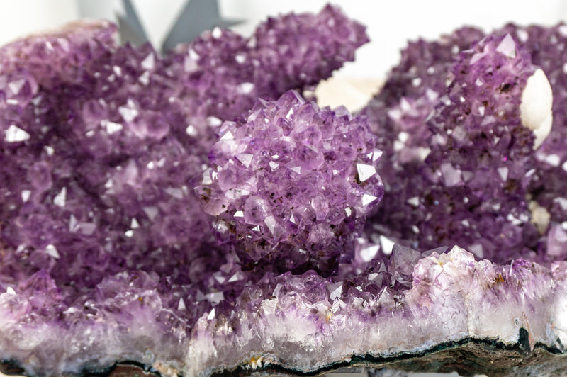 Amethyst-Stalaktitenformation mit großen, intakten, tiefvioletten Drusen- und Kalziteinschlüssen